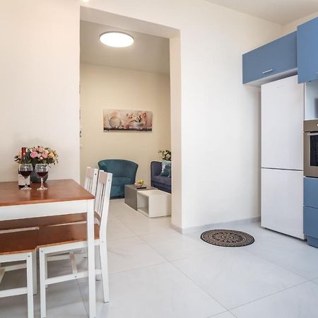 Port City Haifa - Luxury Apartments 50 Mtrs From The Beach Bagian luar foto
